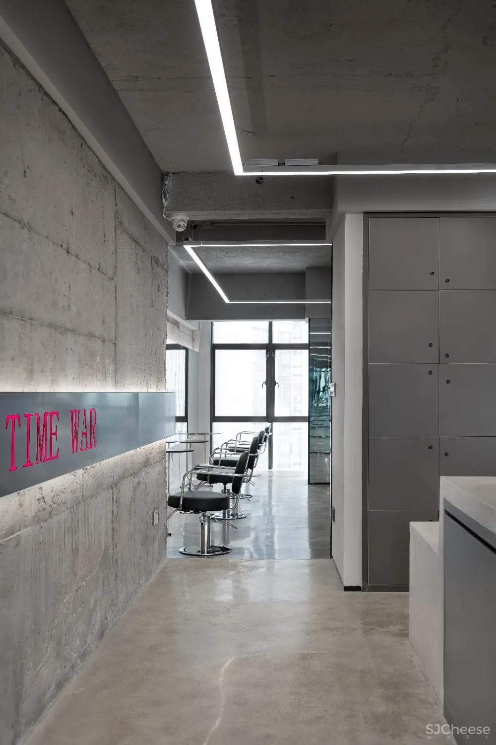 域见设计 YuDesign:TIME WAR糖果·现代工业风理发店设计