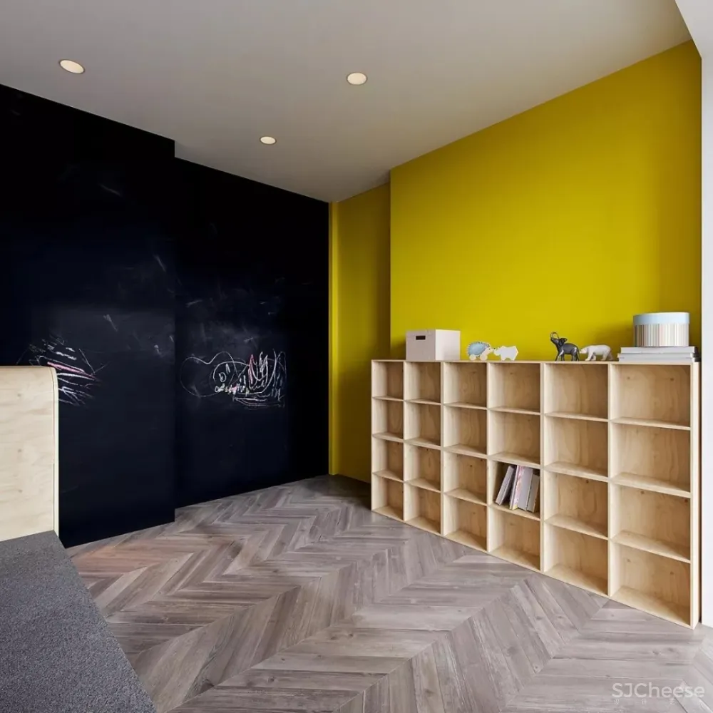 雅致与俏皮，在这座挑高公寓里交织 | Barinov Andrey 首