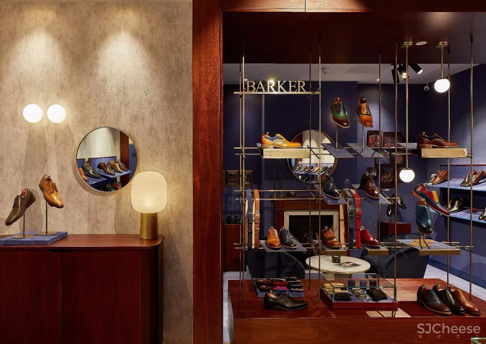 以矢车菊蓝色为背景的巴黎春天百货BARKER 男鞋店 | Author