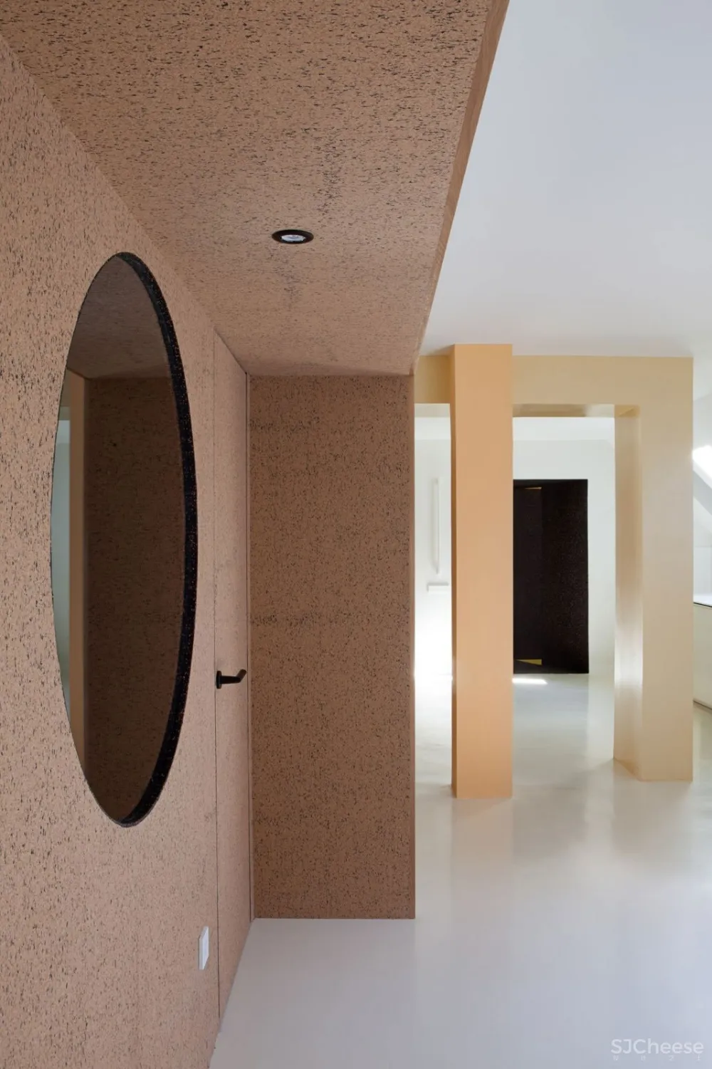 首发 | 三位建筑师共同设计 西班牙撞色几何形状架构的可持续阁楼公寓