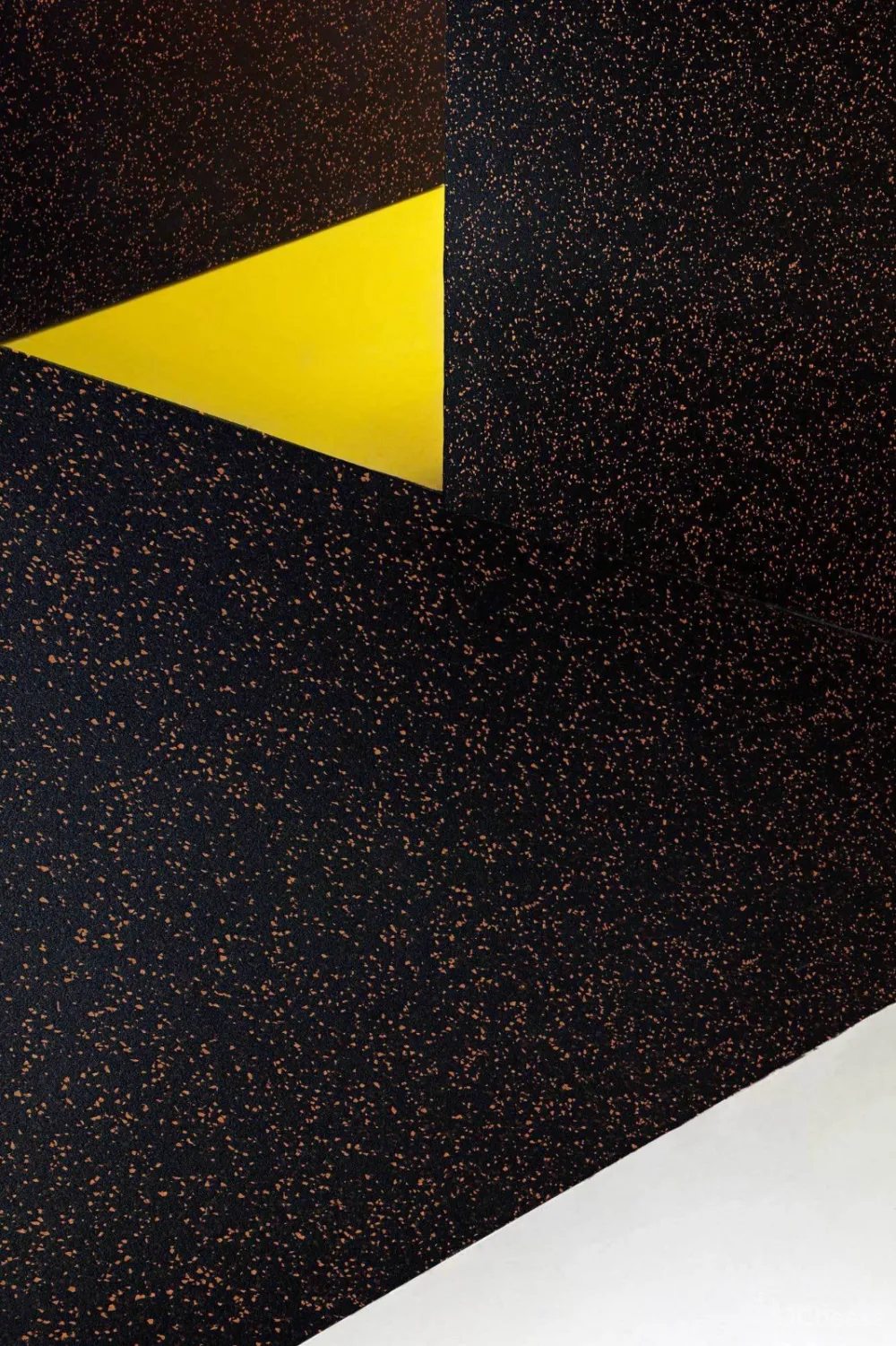 首发 | 三位建筑师共同设计 西班牙撞色几何形状架构的可持续阁楼公寓