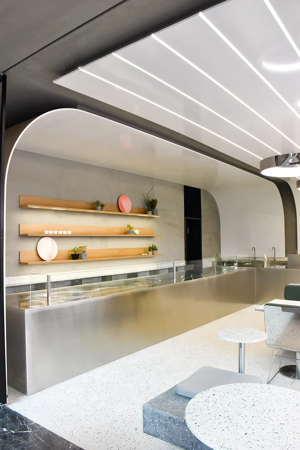 弧形光带围合而成的美食空间 头条计画