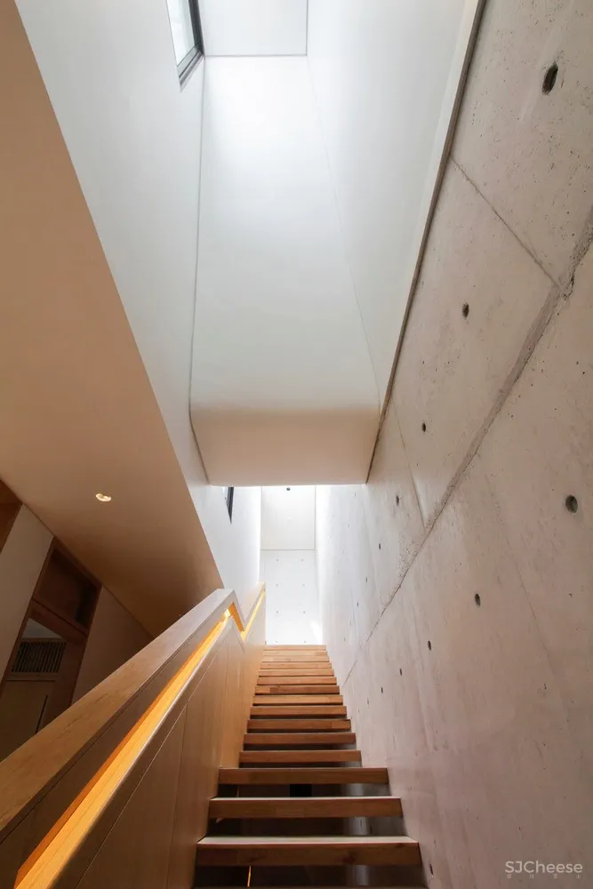 新加坡楔形屋顶混凝土住宅/AKDA Architects