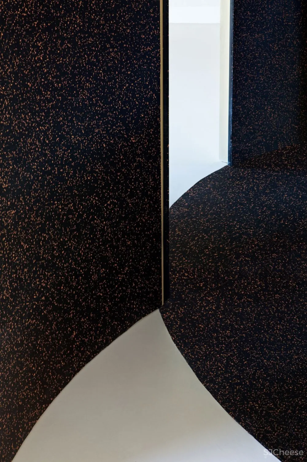 首发 | 三位建筑师共同设计 西班牙撞色几何形状架构的可持续阁楼公寓