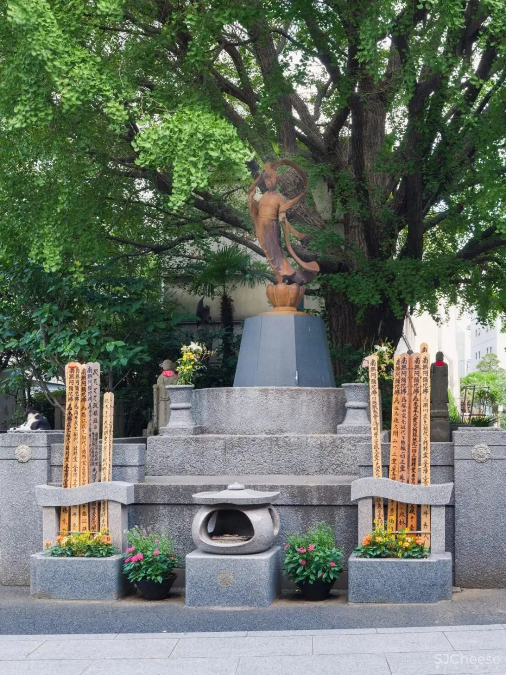 他在闹市中建了一个寺庙,用水晶做围墙,斩获设计大奖