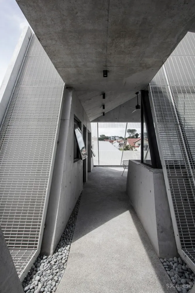 新加坡楔形屋顶混凝土住宅/AKDA Architects