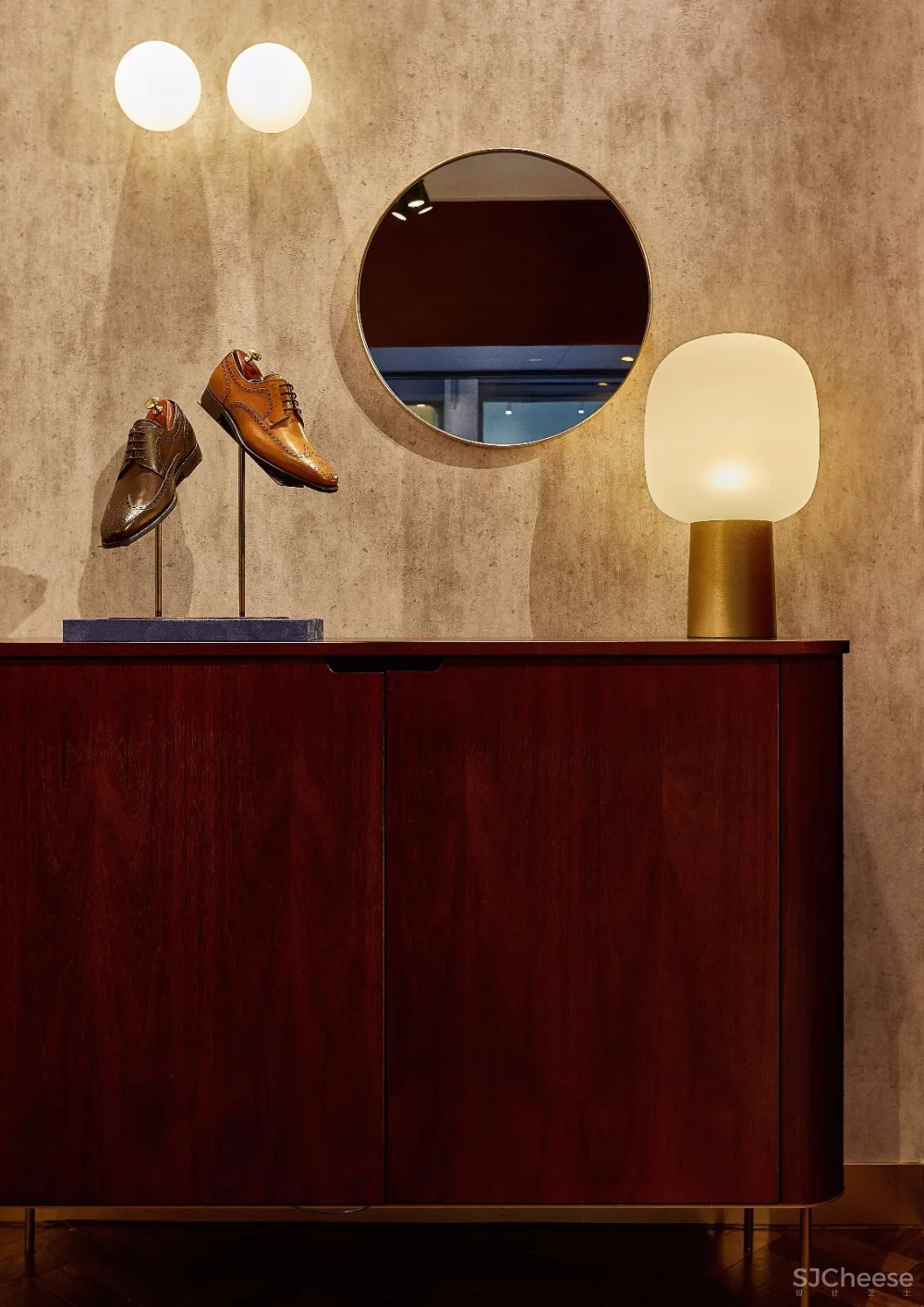 以矢车菊蓝色为背景的巴黎春天百货BARKER 男鞋店 | Author