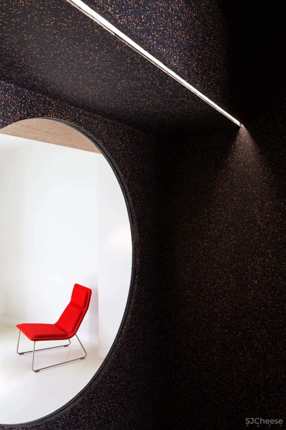 首发 | 三位建筑师共同设计 西班牙撞色几何形状架构的可持续阁楼公寓