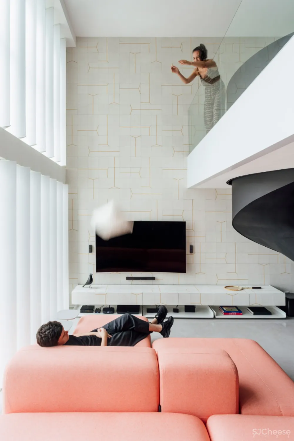 首发 | Arquitetura Nacional：黑色旋转楼梯复式公寓