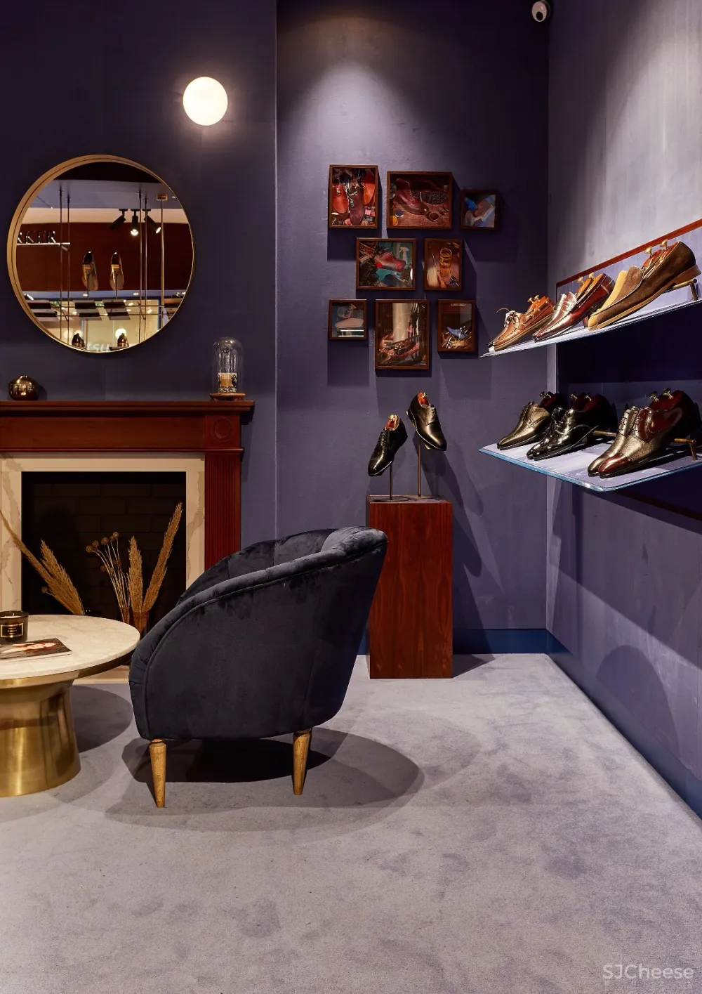 以矢车菊蓝色为背景的巴黎春天百货BARKER 男鞋店 | Author