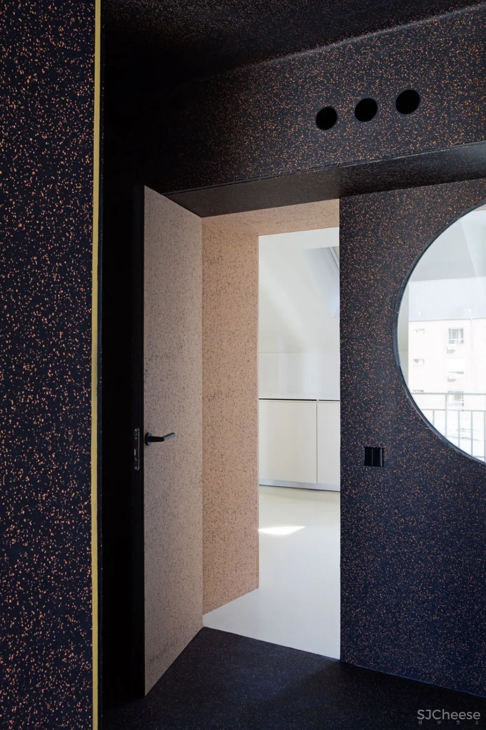 首发 | 三位建筑师共同设计 西班牙撞色几何形状架构的可持续阁楼公寓