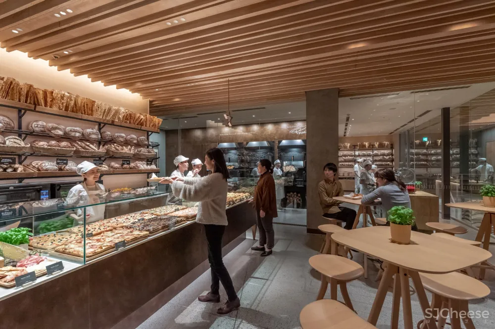 首发 | 隈研吾新作 & 星巴克烘焙工坊东京新门店:折纸天花板与樱花装饰的日式工艺