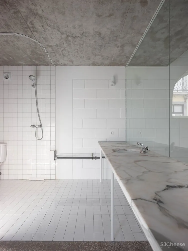 首发 | Leopold Banchini + Daniel Zamarbide：拥有强大内部和沉思空间的封闭式住宅 Dodged House 首