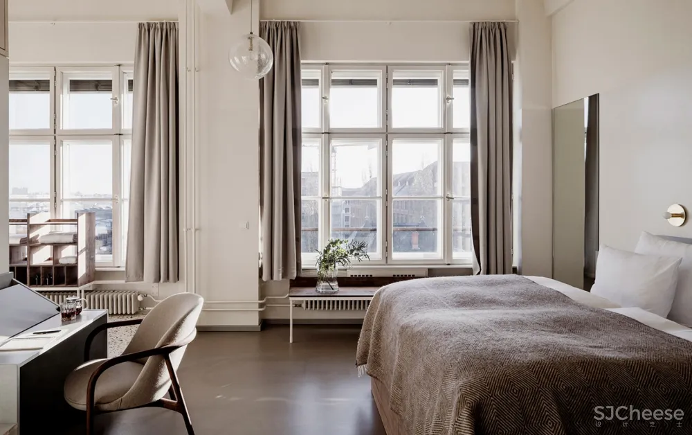 Sigurd Larsen & Jonathan Tuckey 翻新大堂和客房:柏林Michelberger酒店