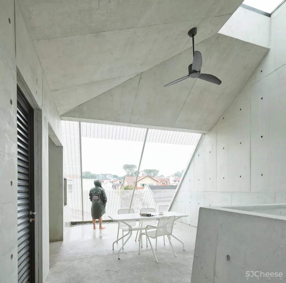 新加坡楔形屋顶混凝土住宅/AKDA Architects