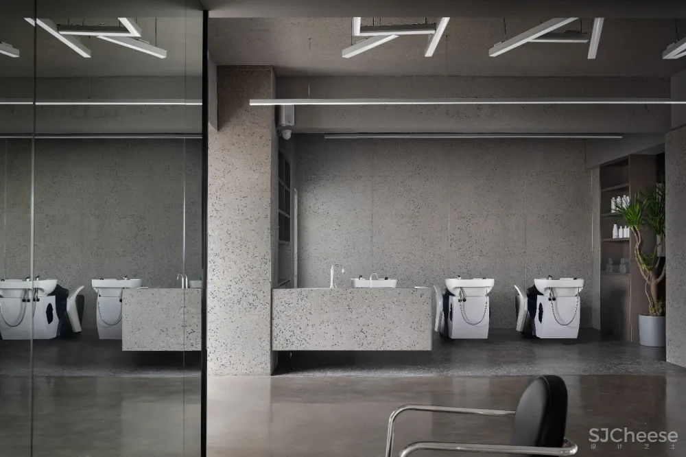 域见设计 YuDesign:TIME WAR糖果·现代工业风理发店设计