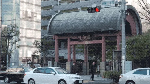 他在闹市中建了一个寺庙,用水晶做围墙,斩获设计大奖