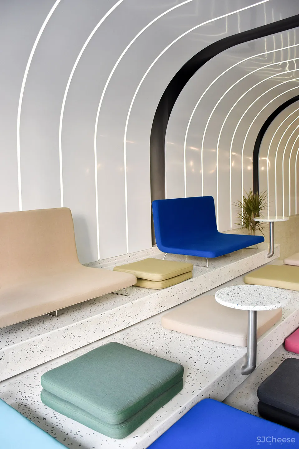 弧形光带围合而成的美食空间 头条计画