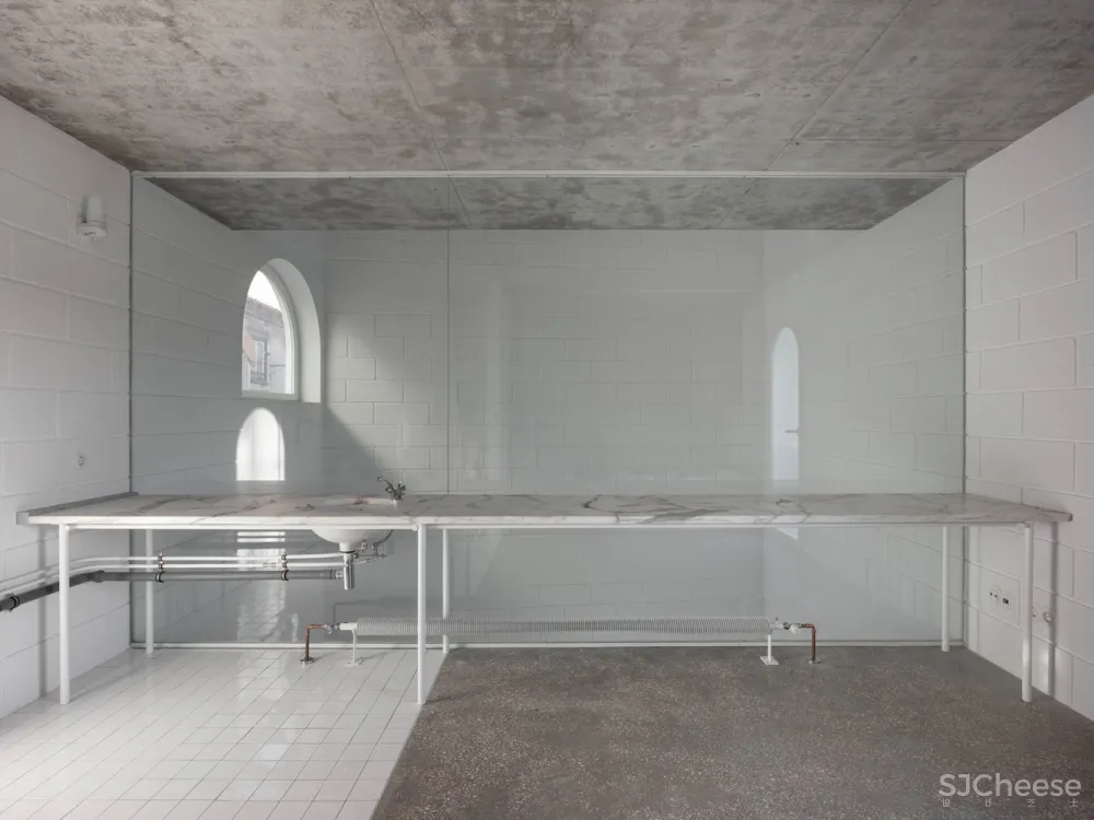 首发 | Leopold Banchini + Daniel Zamarbide：拥有强大内部和沉思空间的封闭式住宅 Dodged House 首