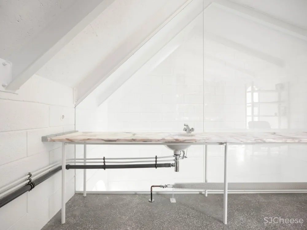 首发 | Leopold Banchini + Daniel Zamarbide：拥有强大内部和沉思空间的封闭式住宅 Dodged House 首