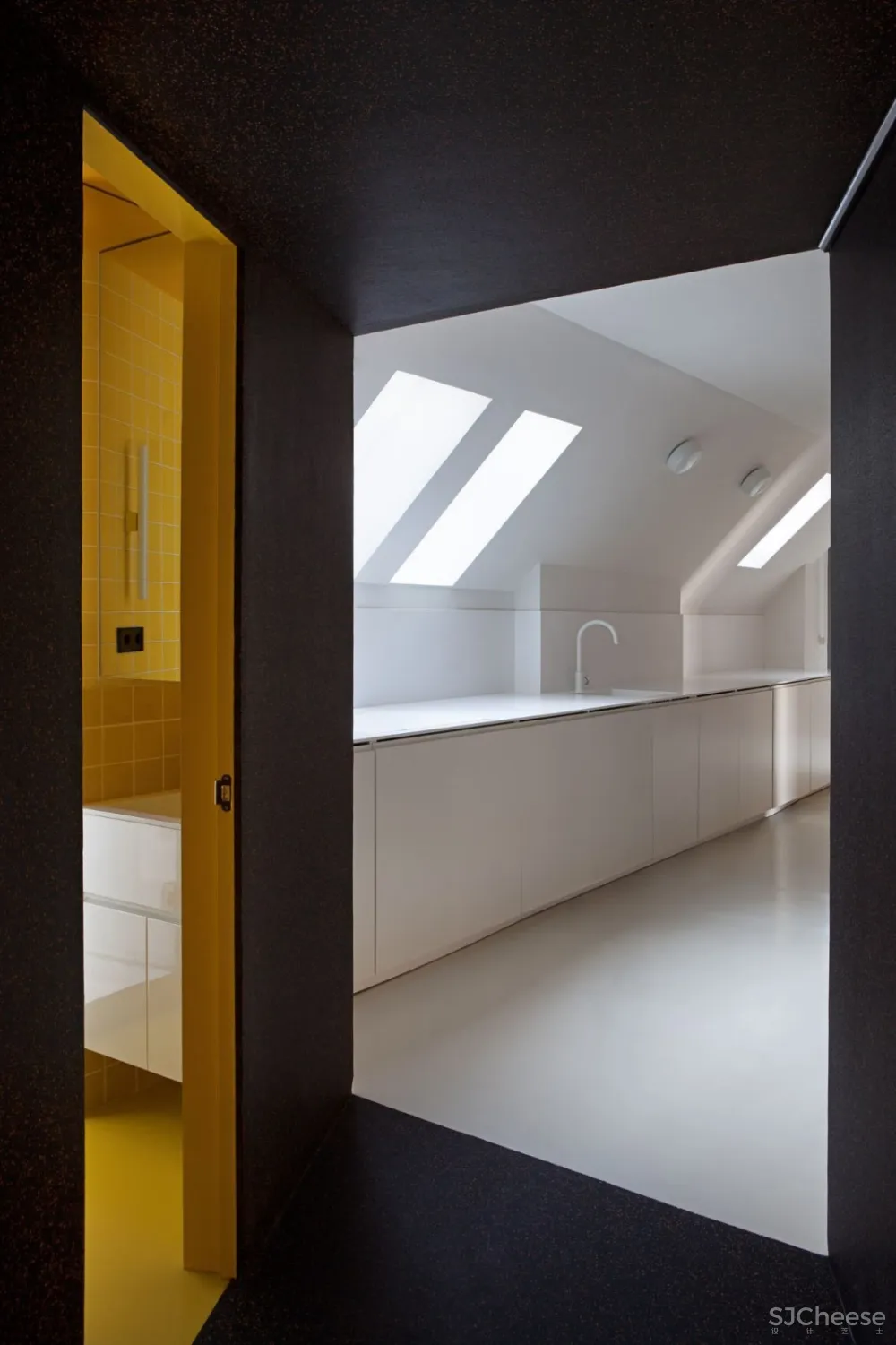 首发 | 三位建筑师共同设计 西班牙撞色几何形状架构的可持续阁楼公寓