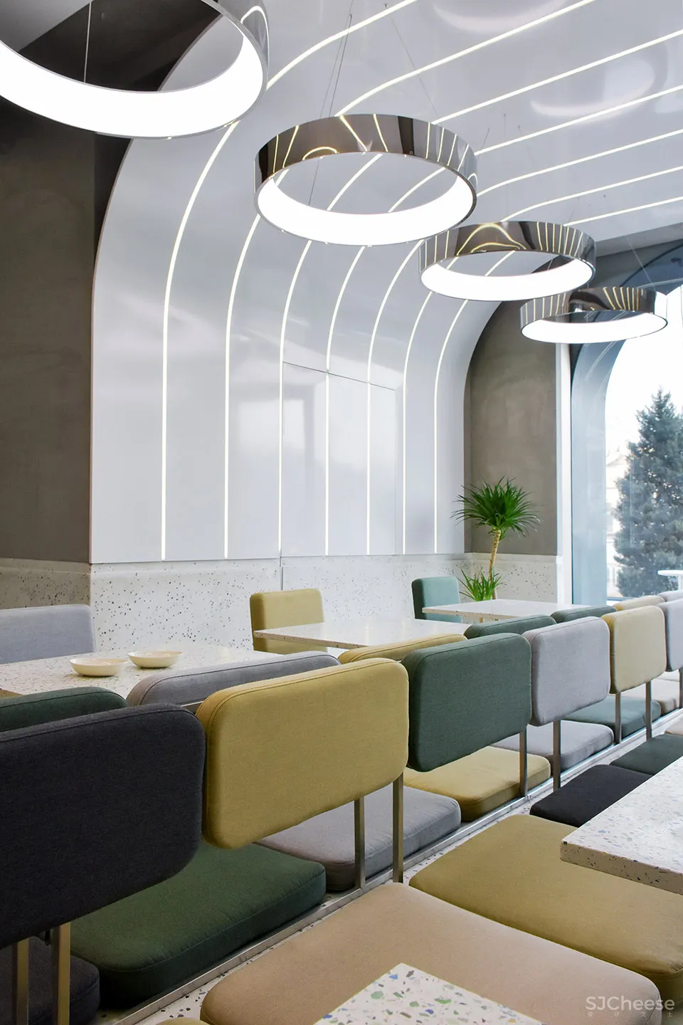 弧形光带围合而成的美食空间 头条计画