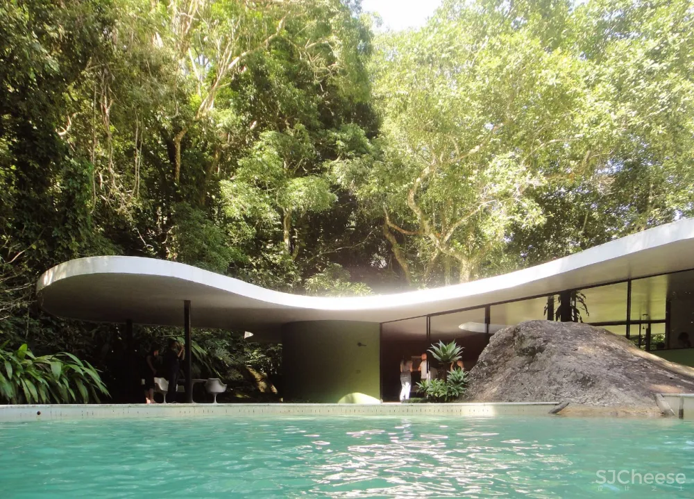 56年前,为了向奥斯卡·尼迈耶致敬所建的白色房子丨如今依然很超前