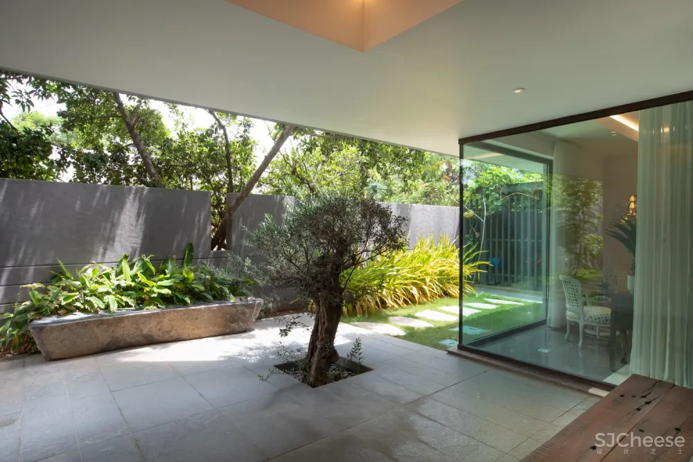 Courtyard Villa / MORIQ