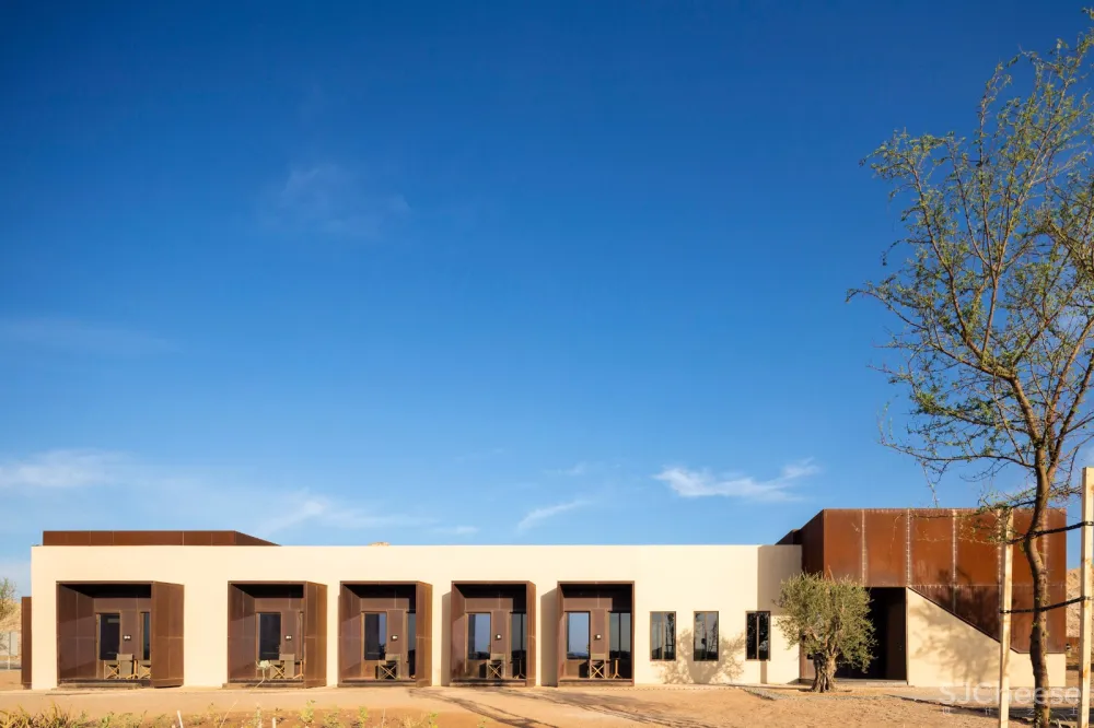 首发 | Anarchitect:Al Faya Lodge 极简沙漠水疗中心和酒店