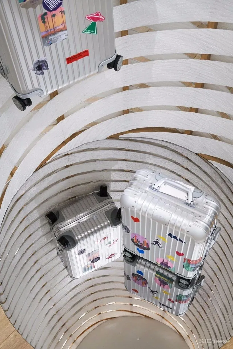 用日本和纸做展示柜丨这间店简直是奢侈品店中的“清流”