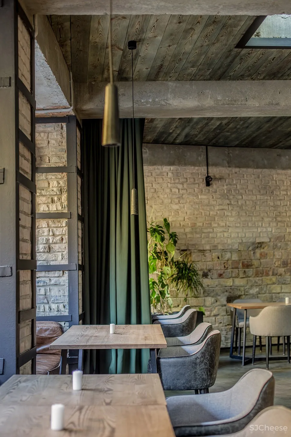 Hangover酒吧,基辅 / balbek bureau