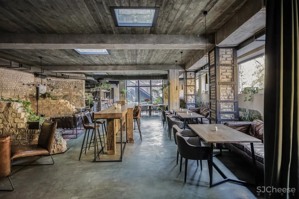 Hangover酒吧,基辅 / balbek bureau