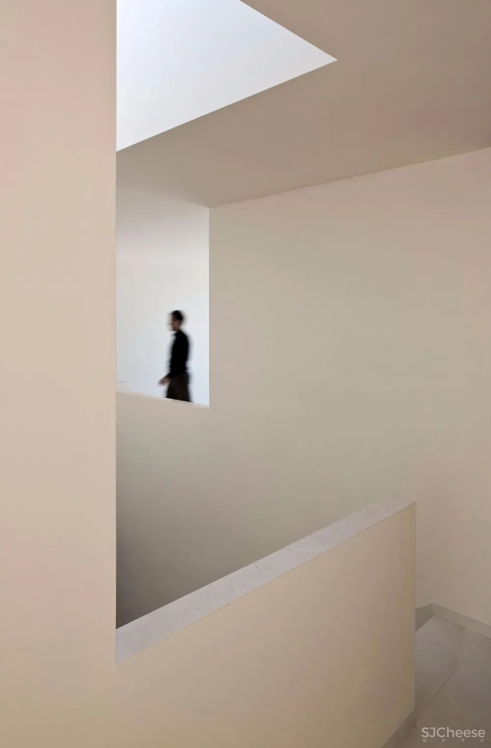 从山里长出来的白色房子丨内部竟是如此惊艳