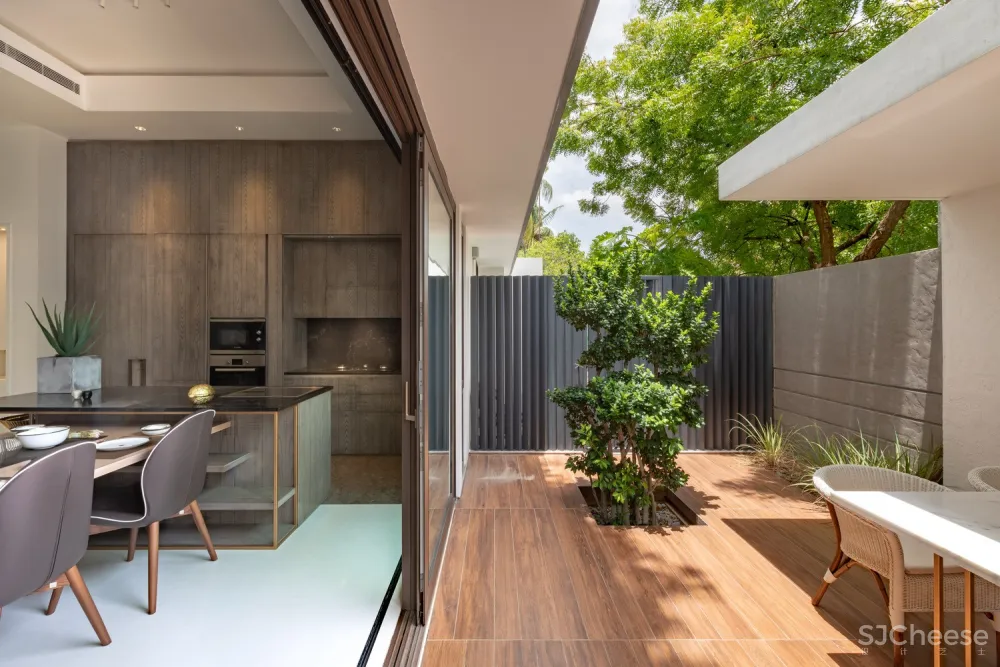 Courtyard Villa / MORIQ