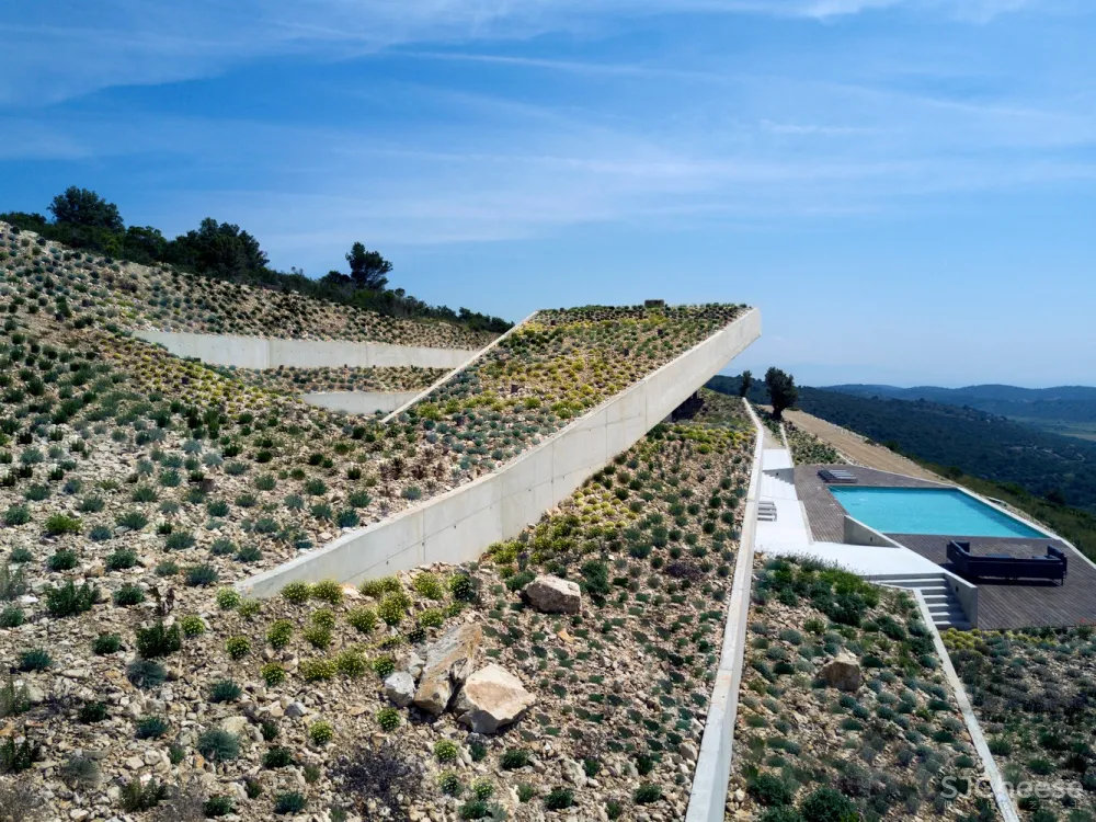 与大地融为一体的伊萨正厅 / PROARH