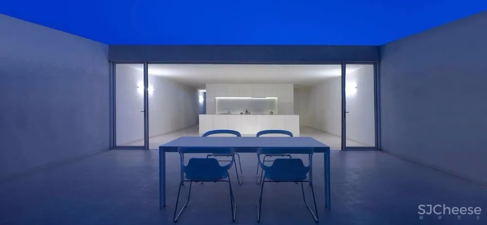 从山里长出来的白色房子丨内部竟是如此惊艳