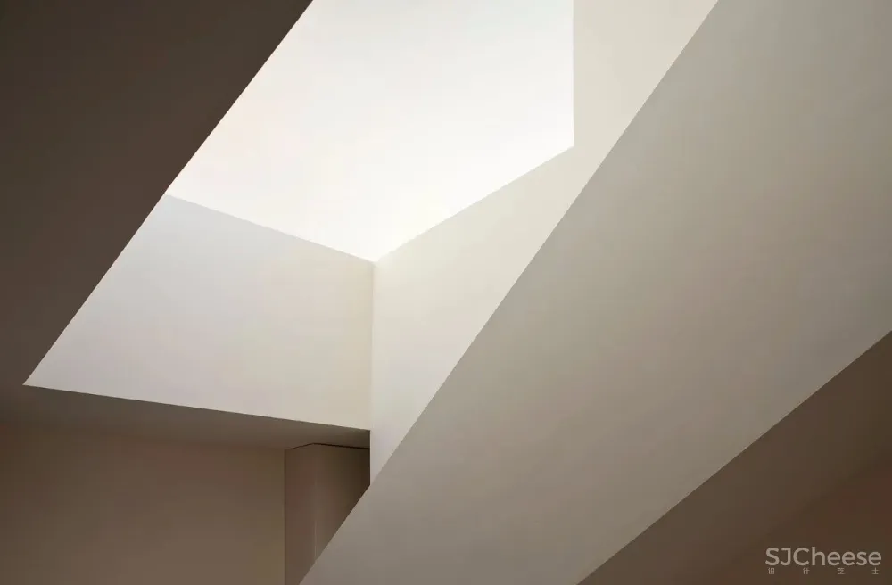 从山里长出来的白色房子丨内部竟是如此惊艳