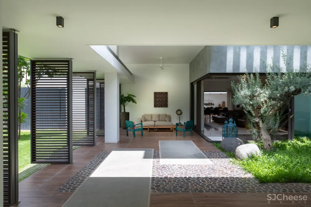 Courtyard Villa / MORIQ