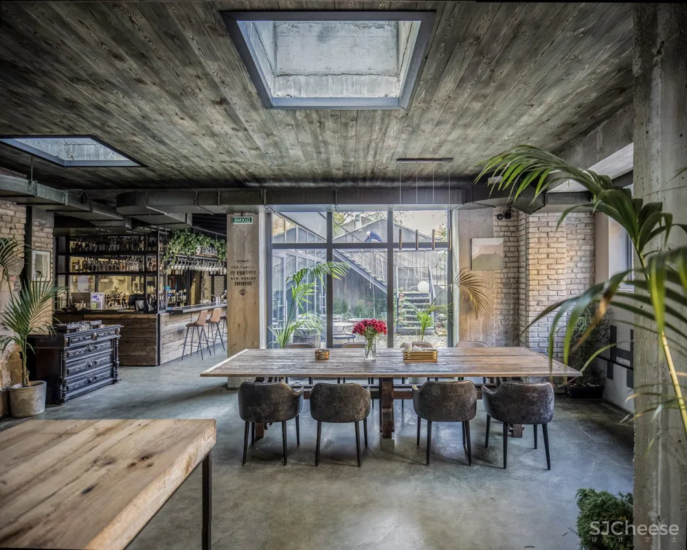 Hangover酒吧,基辅 / balbek bureau