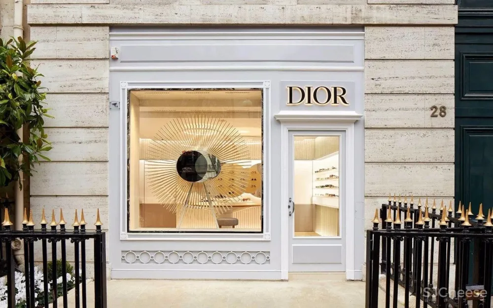 用日本和纸做展示柜丨这间店简直是奢侈品店中的“清流”