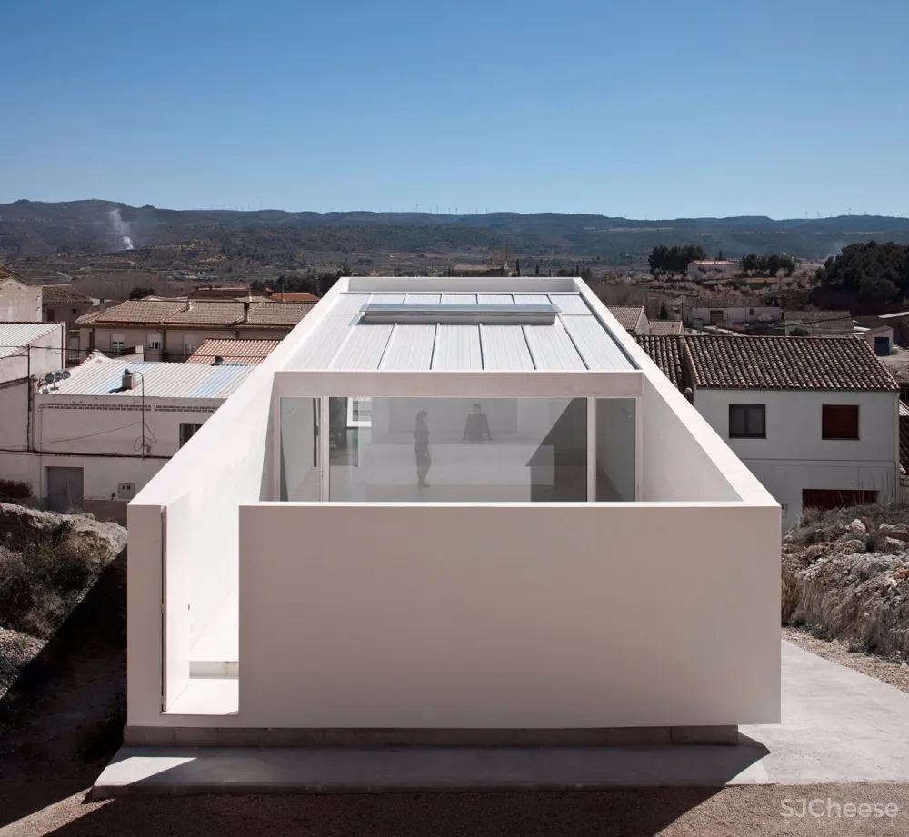 从山里长出来的白色房子丨内部竟是如此惊艳