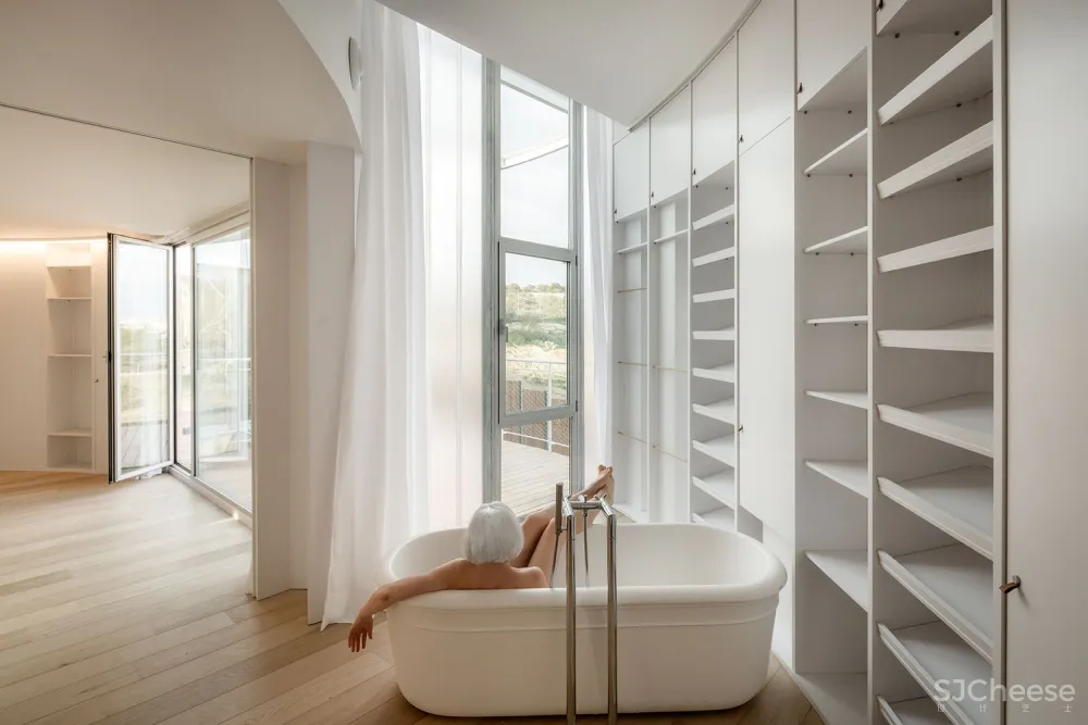 Tobogan House / Z4Z4 AAA