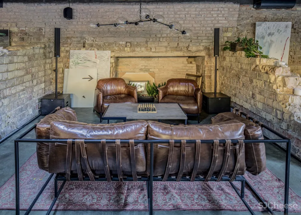 Hangover酒吧,基辅 / balbek bureau