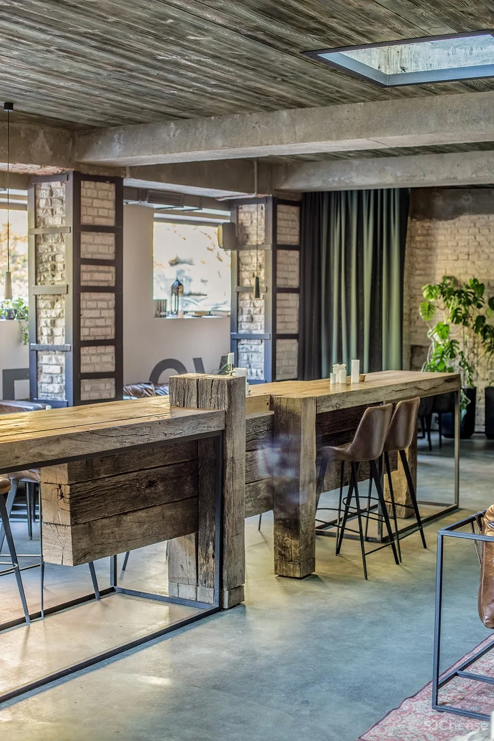 Hangover酒吧,基辅 / balbek bureau