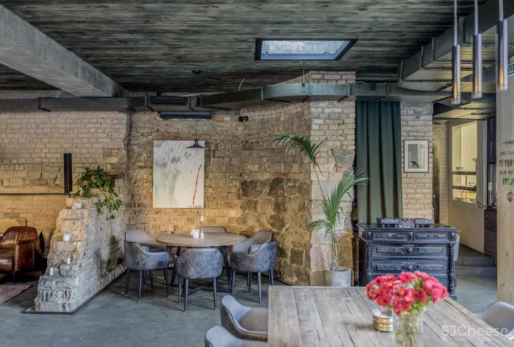 Hangover酒吧,基辅 / balbek bureau