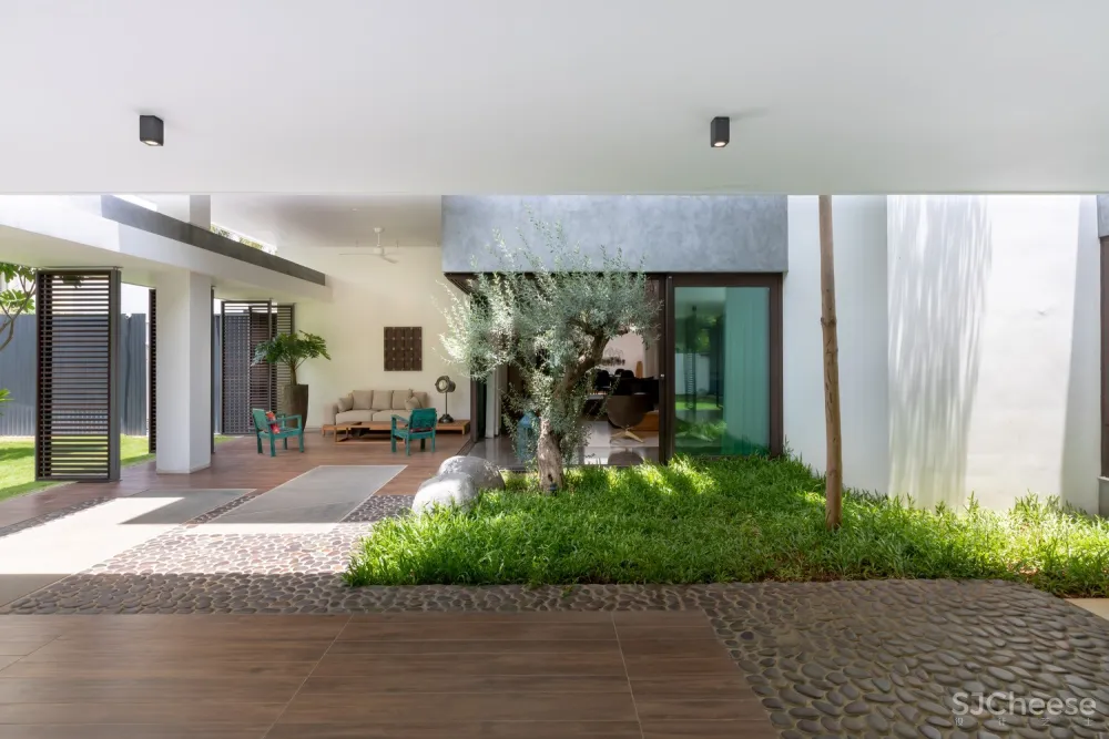 Courtyard Villa / MORIQ