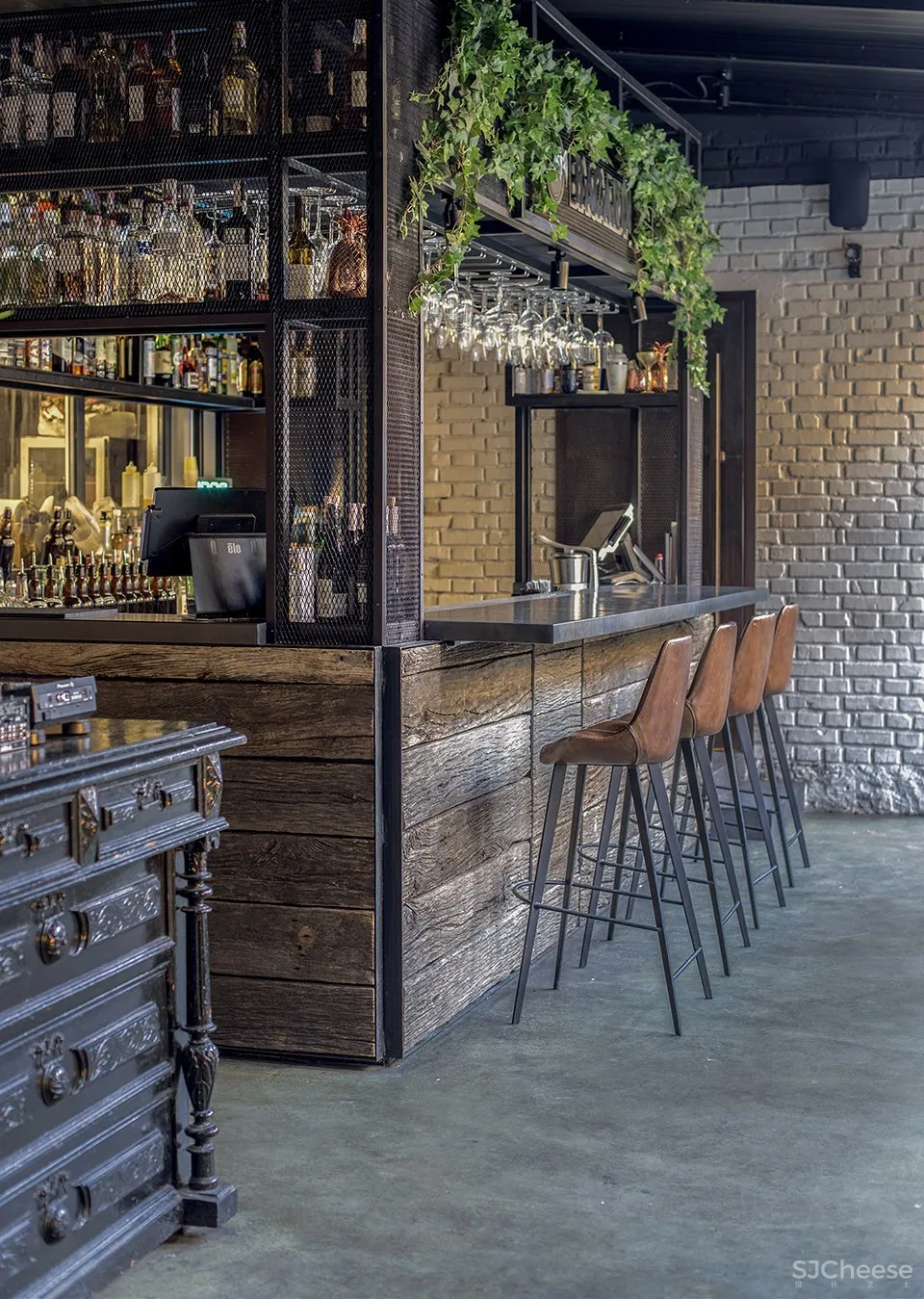 Hangover酒吧,基辅 / balbek bureau