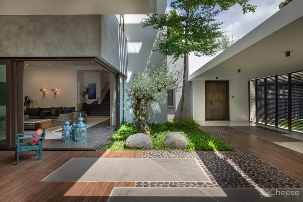 Courtyard Villa / MORIQ