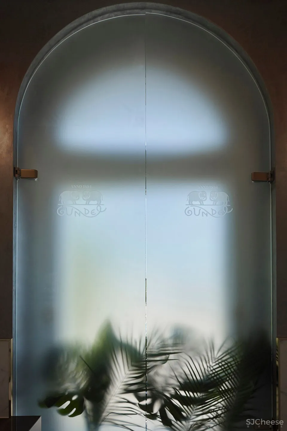 最新 | LAB5 architects:布达佩斯 镜面创造出无限的空间