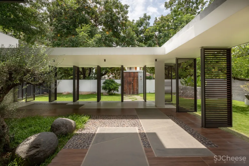 Courtyard Villa / MORIQ